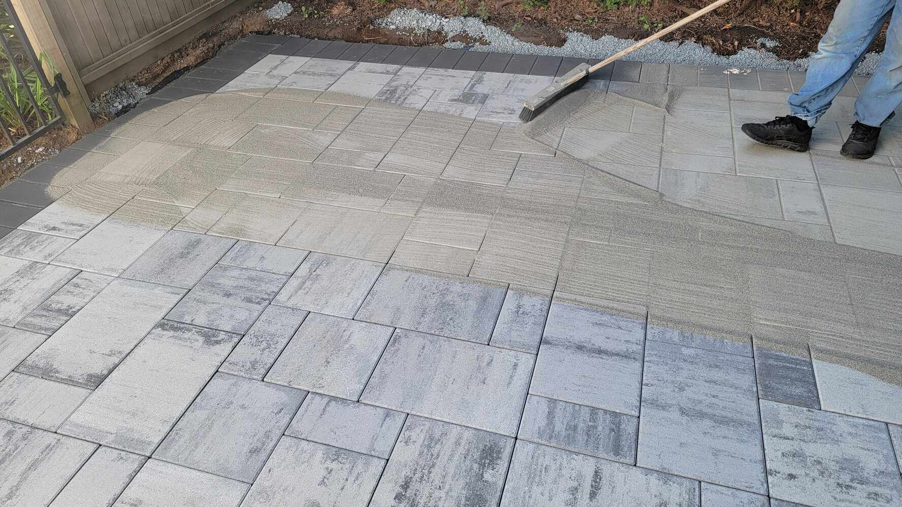14_paver-sand-installation-back40-landscaping-retaining-wall-abbotsford-bc-modern-patio