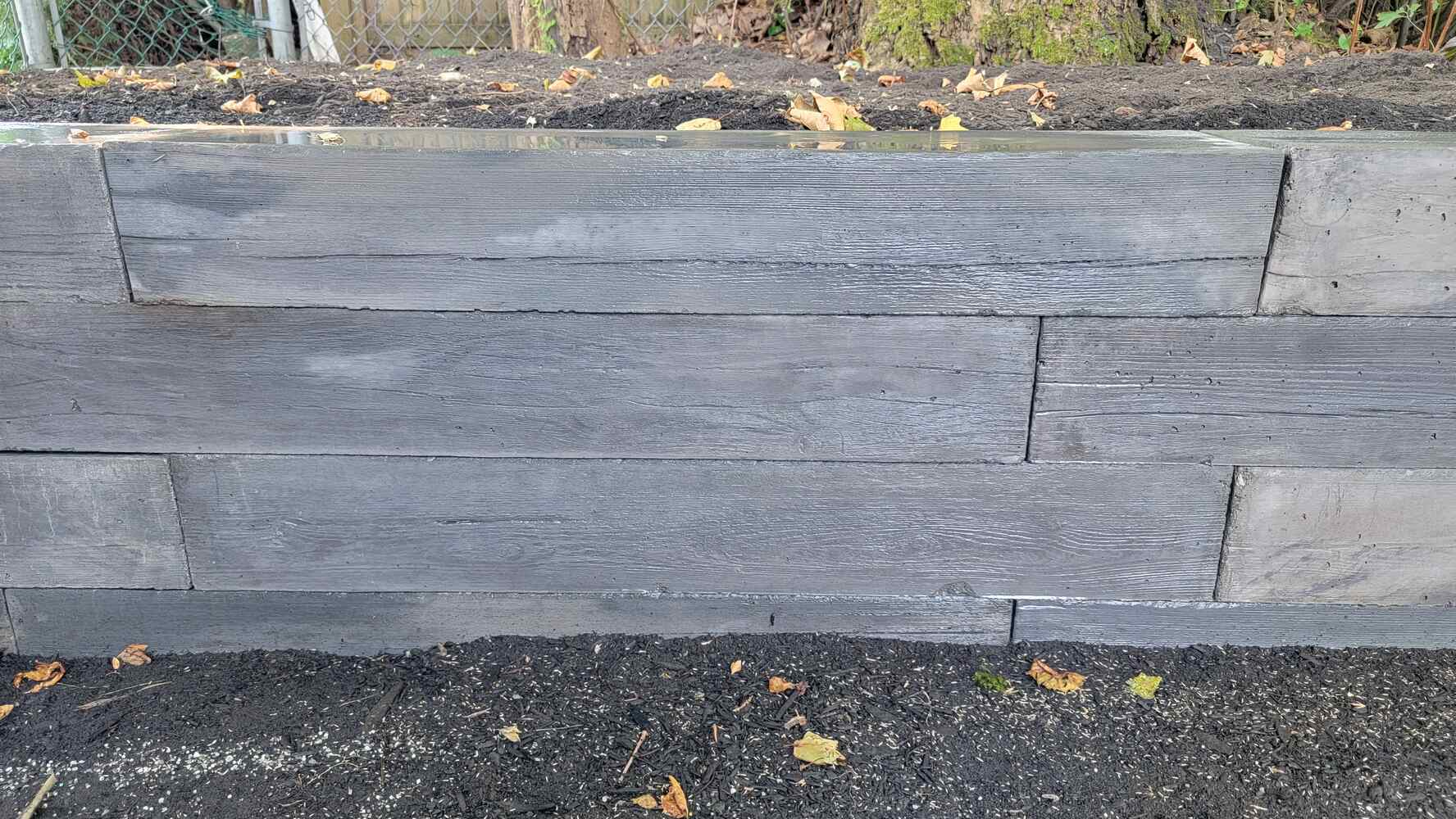 18_close-up-view-of-retaining-wall-texture-back40-landscaping-abbotsford-bc-natural-wood-grain-look