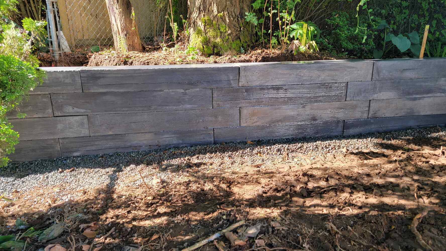 9_close-up-retaining-wall-back40-landscaping-abbotsford-bc-natural-stone-look