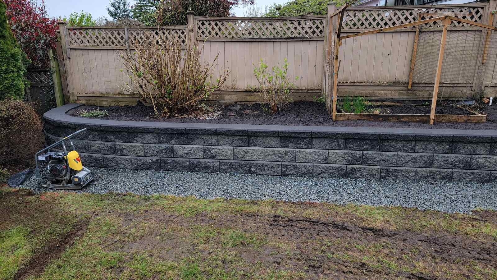 10_retaining-wall-project-back40-landscaping-burnaby-bc-completed-retaining-wall-with-dark-top-cap-and-compacted-gravel