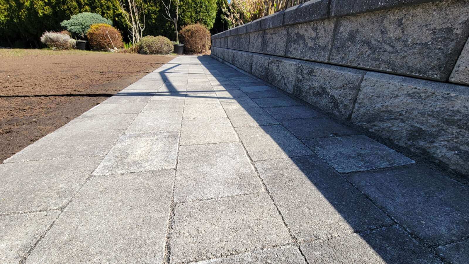 15_smooth-paved-path-along-stone-retaining-wall-built-by-back40-landscaping-in-burnaby-bc