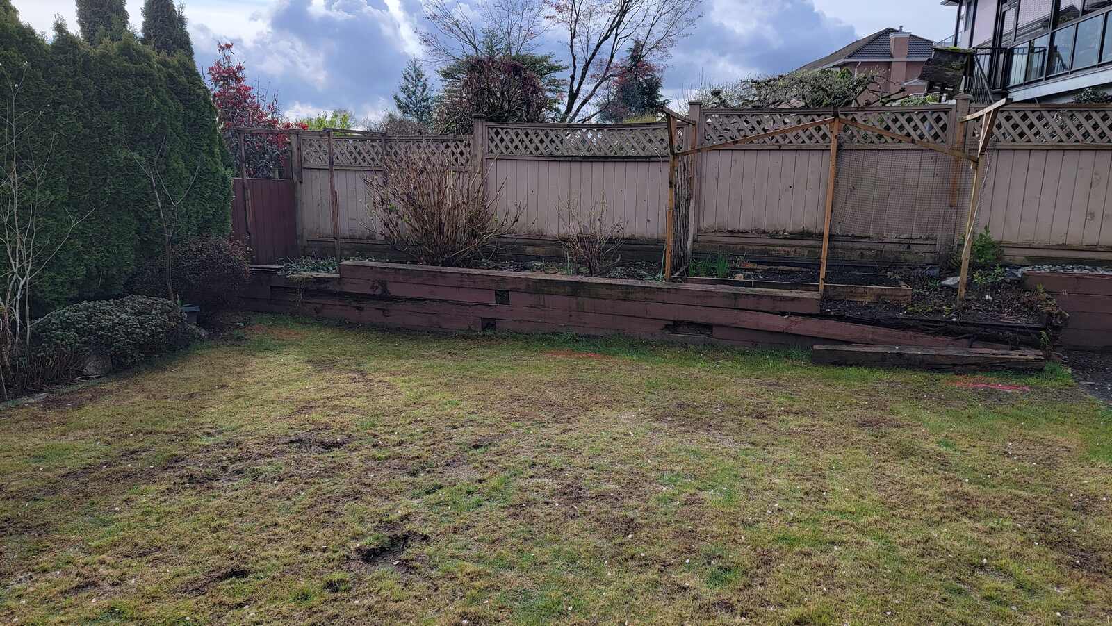 2_retaining-wall-project-back40-landscaping-burnaby-bc-overview-of-backyard-with-old-raised-garden-beds