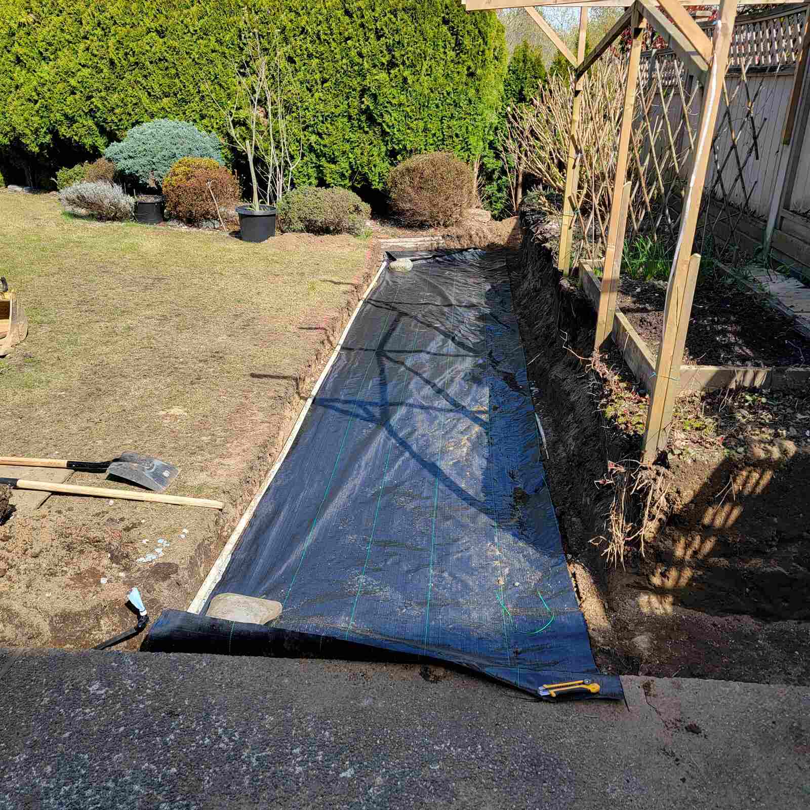 5_retaining-wall-project-back40-landscaping-burnaby-bc-preparation-of-ground-with-geotextile-fabric-installed