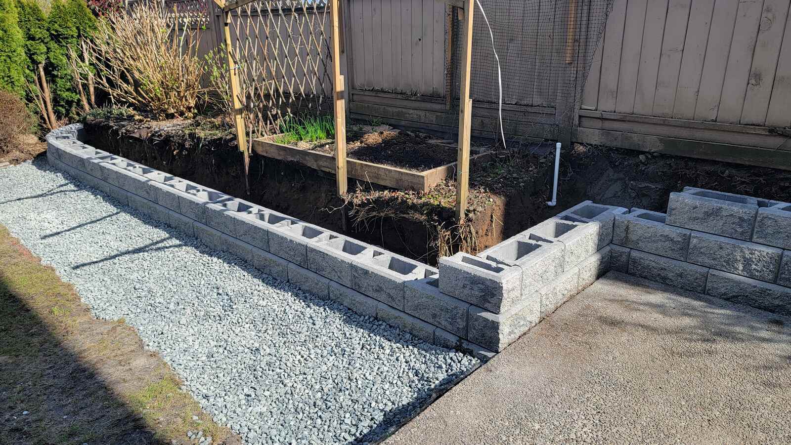 8_retaining-wall-project-back40-landscaping-burnaby-bc-construction-progress-with-blocks-stacked-in-straight-and-curved-sections