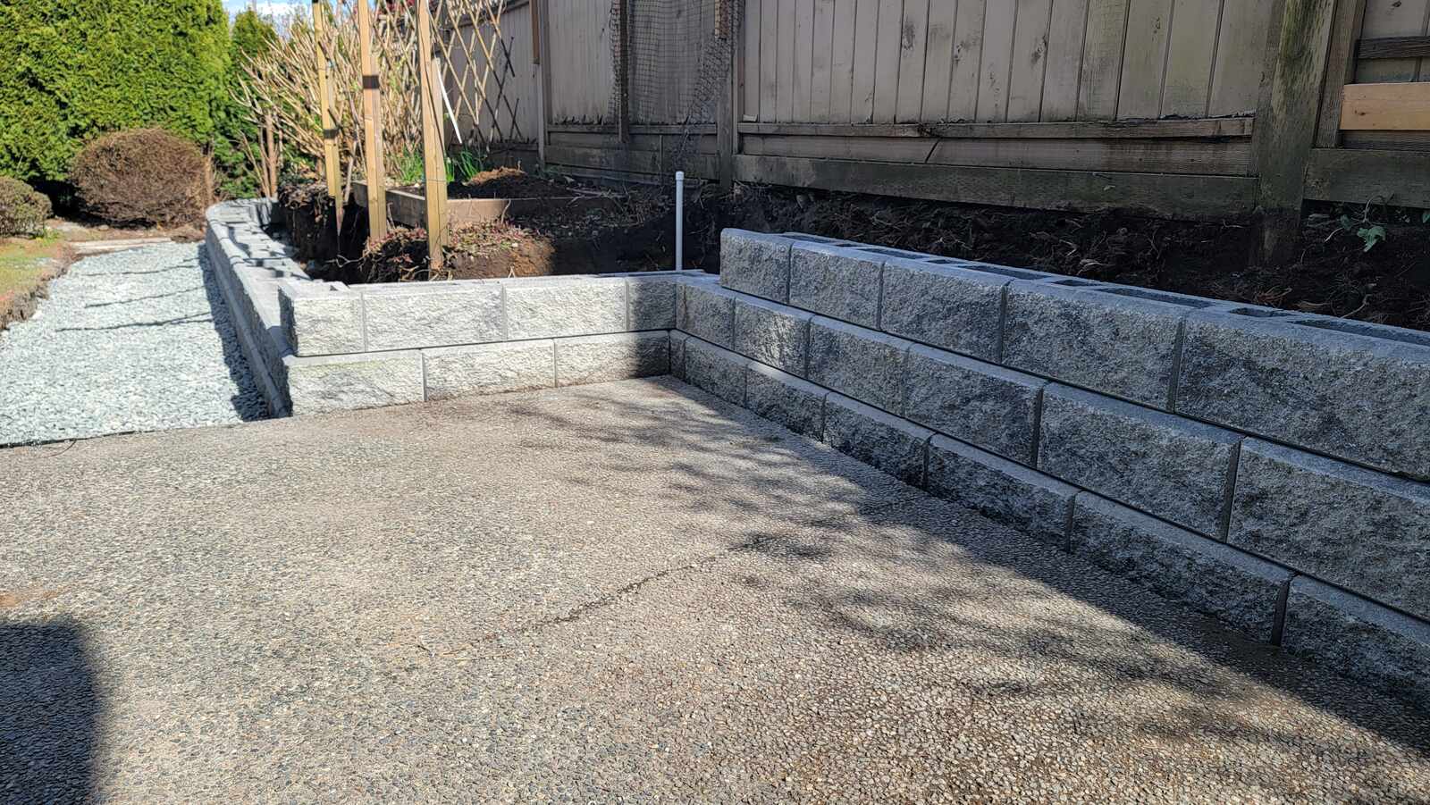 9_retaining-wall-project-back40-landscaping-burnaby-bc-side-view-of-stacked-retaining-wall-blocks-during-build