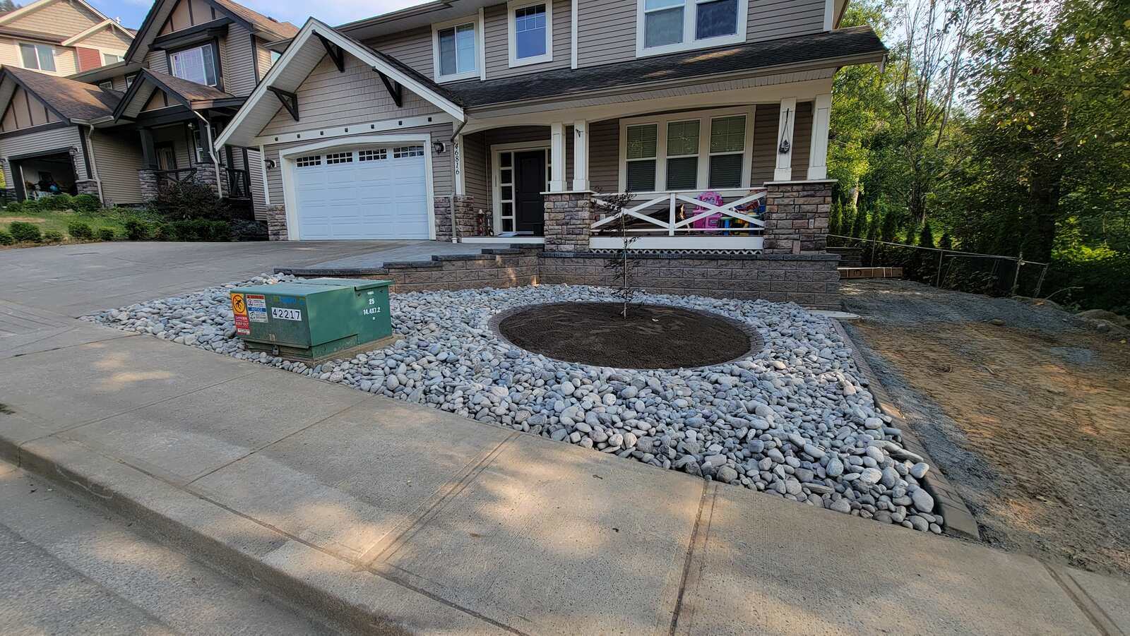 16_completed-residential-hardscape-with-circle-feature-and-paver-details-in-chilliwack