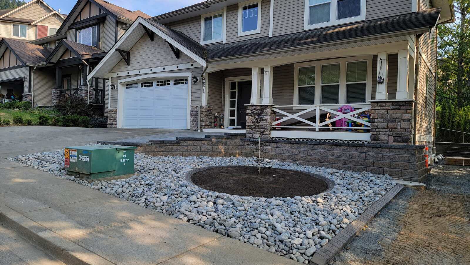 17_wide-angle-view-of-finished-hardscaping-in-front-yard-in-chilliwack