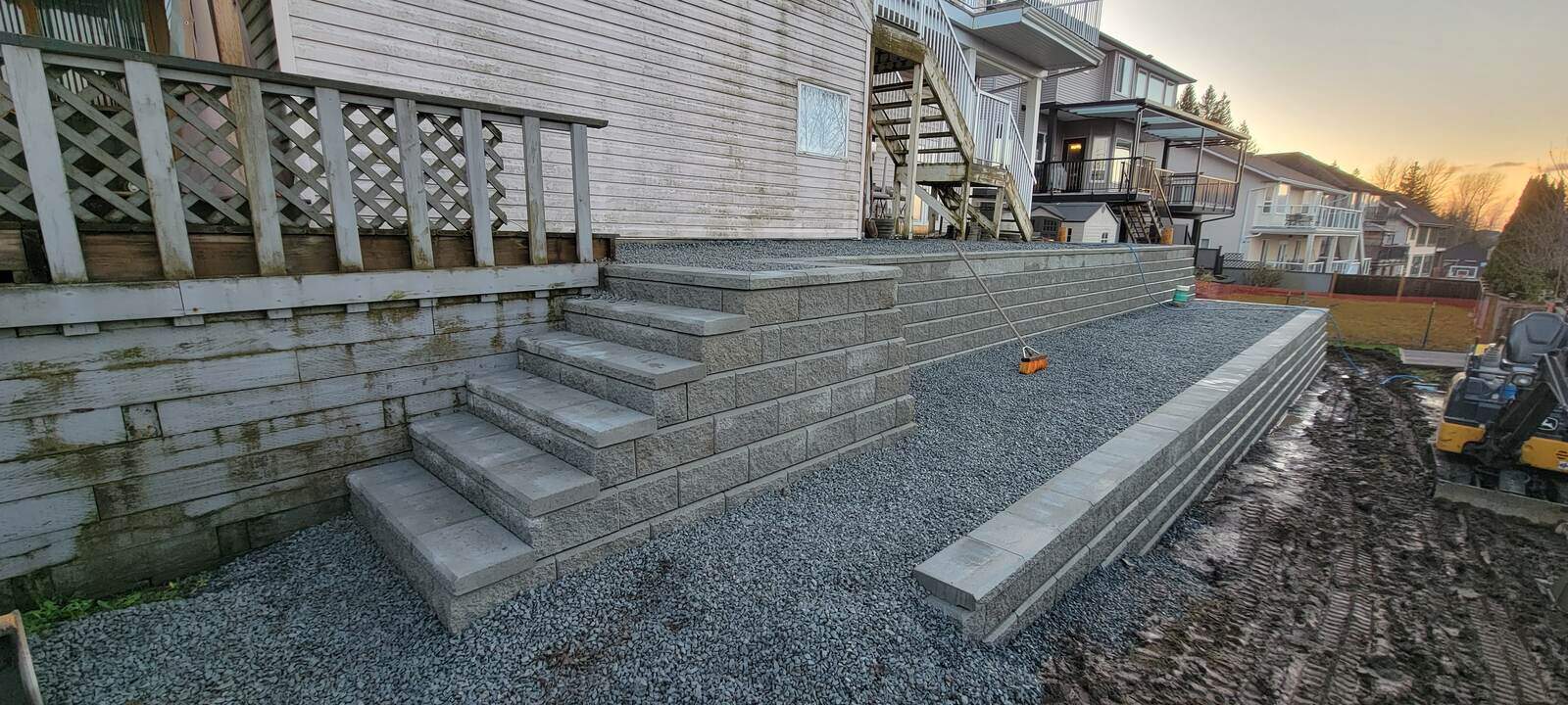 17_newly-built-retaining-wall-with-staircase-and-gravel-finish-in-chilliwack-bc-backyard
