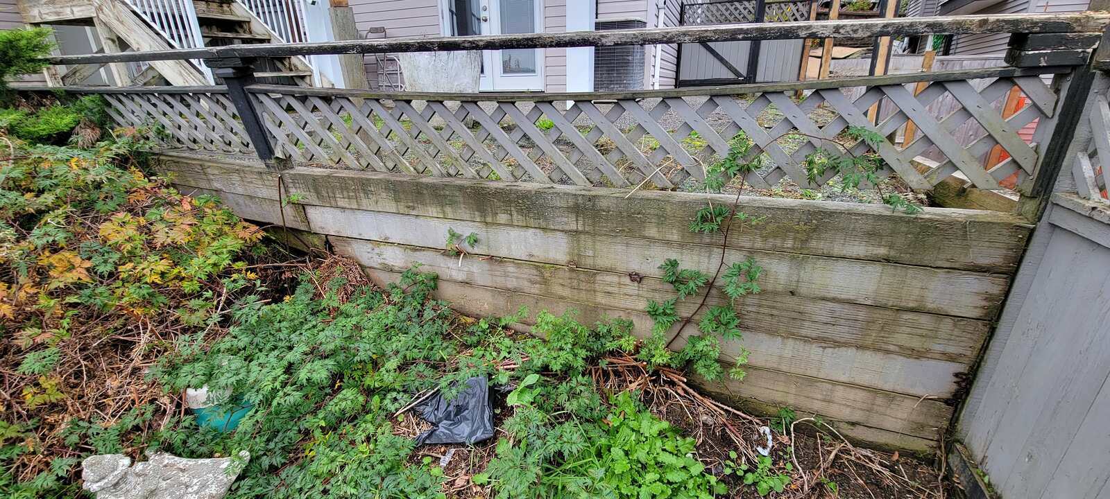 1_deteriorating-retaining-wall-before-reconstruction-by-back40-landscaping-in-chilliwack-bc