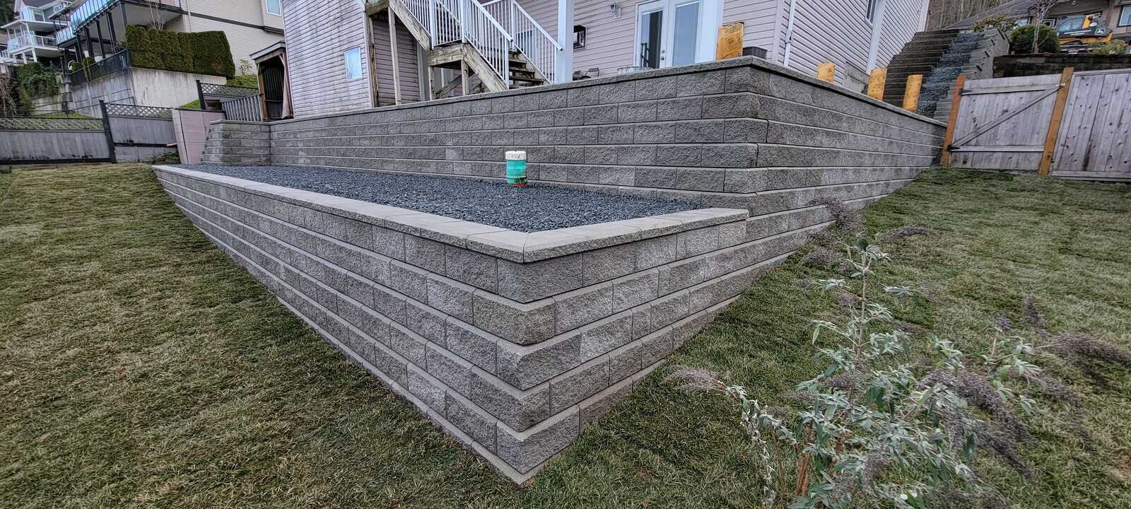 21_corner-view-of-retaining-wall-project-completed-by-back40-landscaping-in-chilliwack-bc