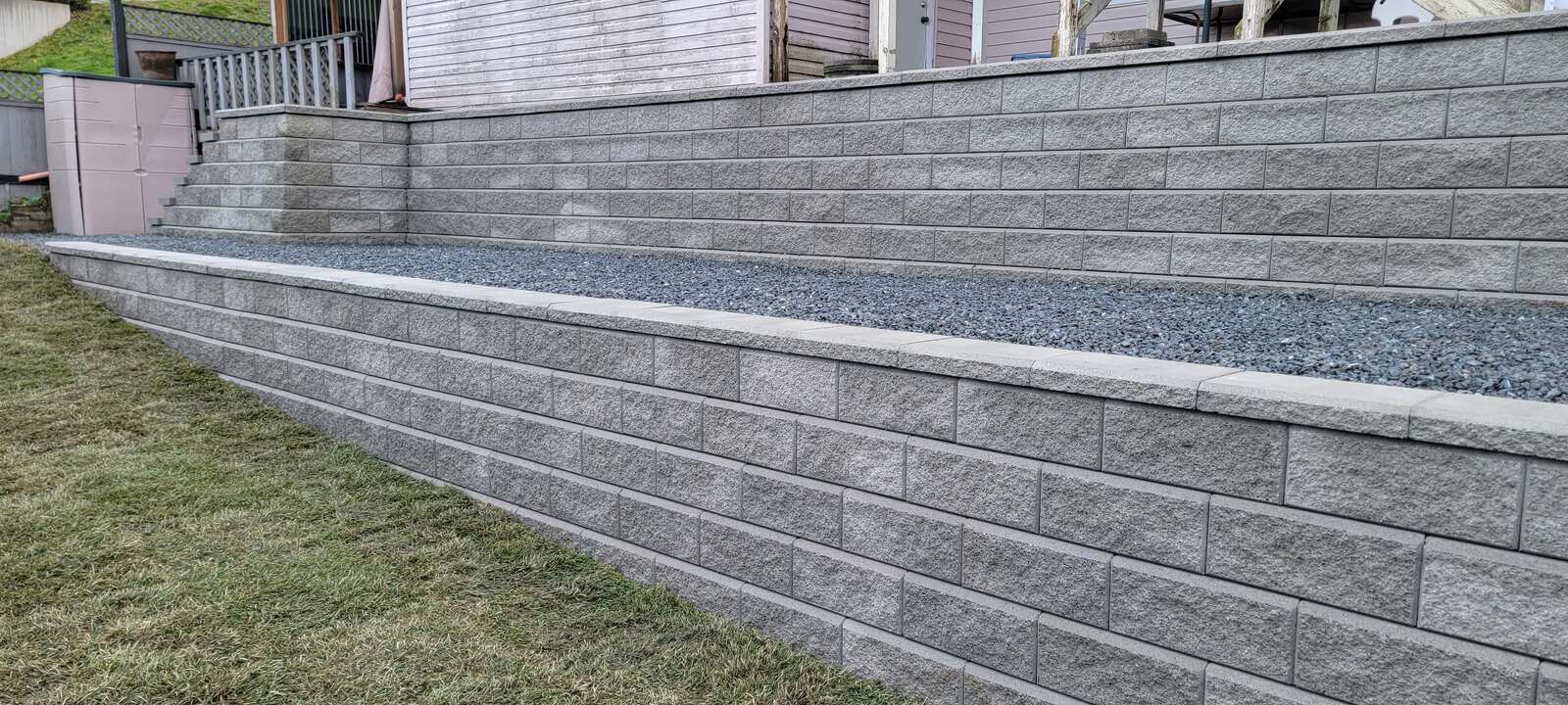 23_angled-view-of-new-retaining-wall-installation-by-back40-landscaping-in-chilliwack-bc