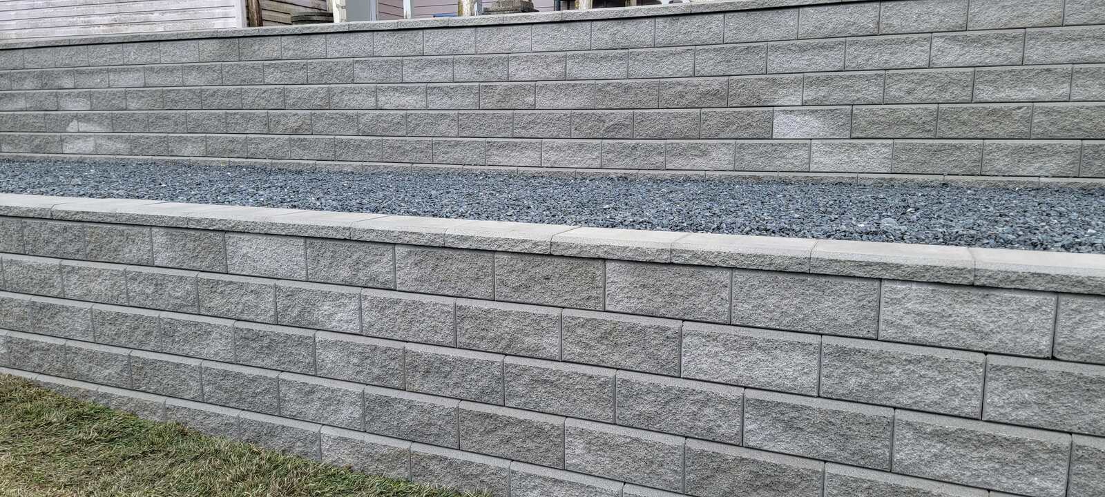24_close-up-of-detailed-retaining-wall-design-by-back40-landscaping-in-chilliwack-bc