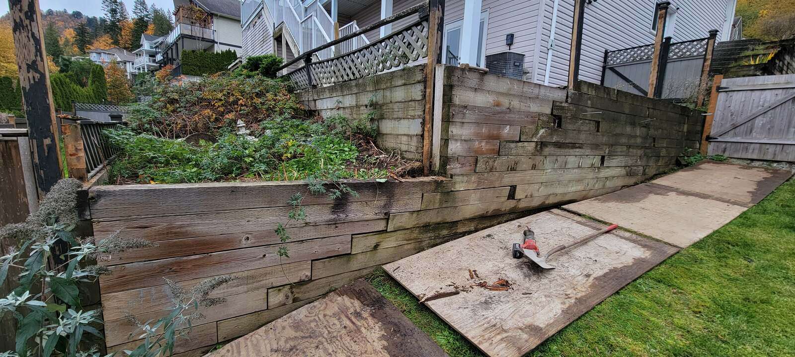 2_side-view-of-old-retaining-wall-and-stairs-awaiting-replacement-by-back40-landscaping-in-chilliwack-bc