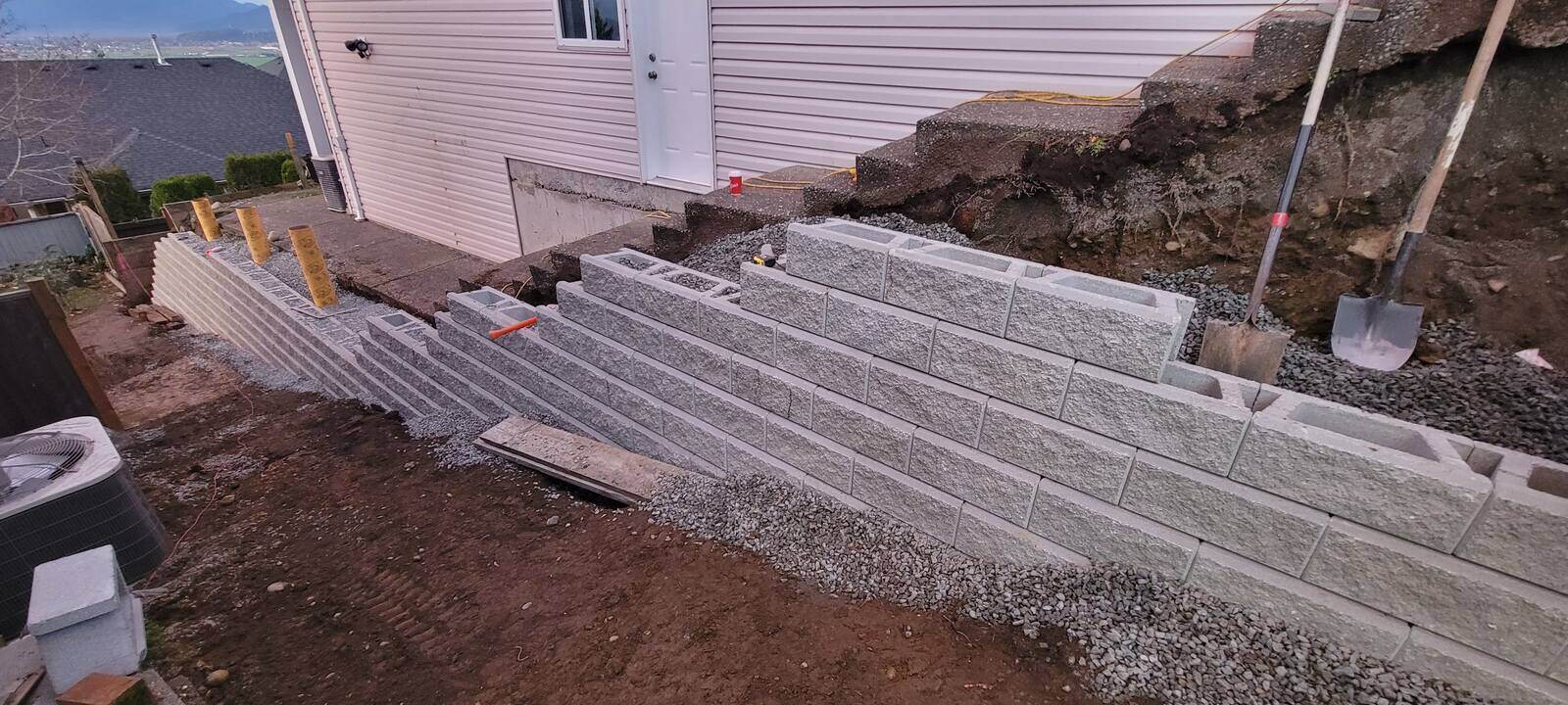 9_finished-section-of-new-retaining-wall-built-with-concrete-blocks-in-chilliwack-bc