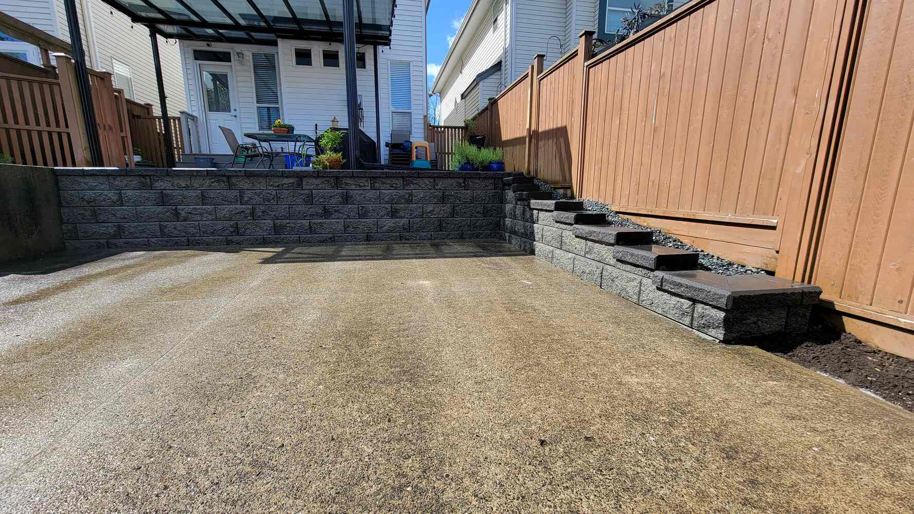12_full-view-of-newly-constructed-retaining-wall-and-patio-area-back40-landscaping-langley-bc
