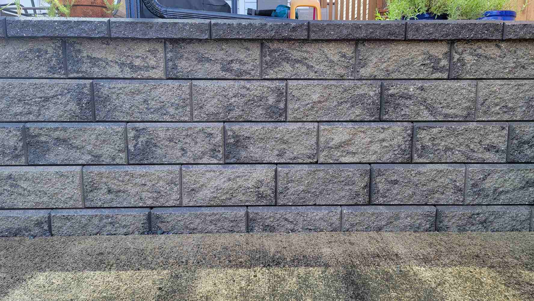 13_close-up-of-textured-retaining-wall-blocks-with-clean-finish-back40-landscaping-langley-bc
