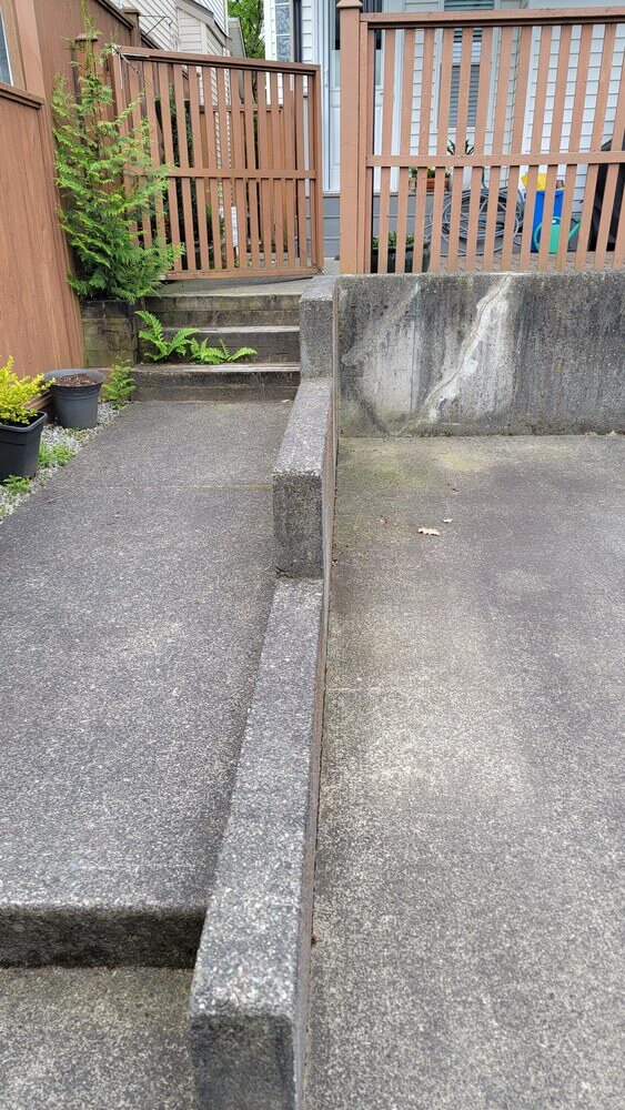 2_cracked-and-weathered-retaining-wall-side-view-before-renovation-by-back40-landscaping-in-langley-bc