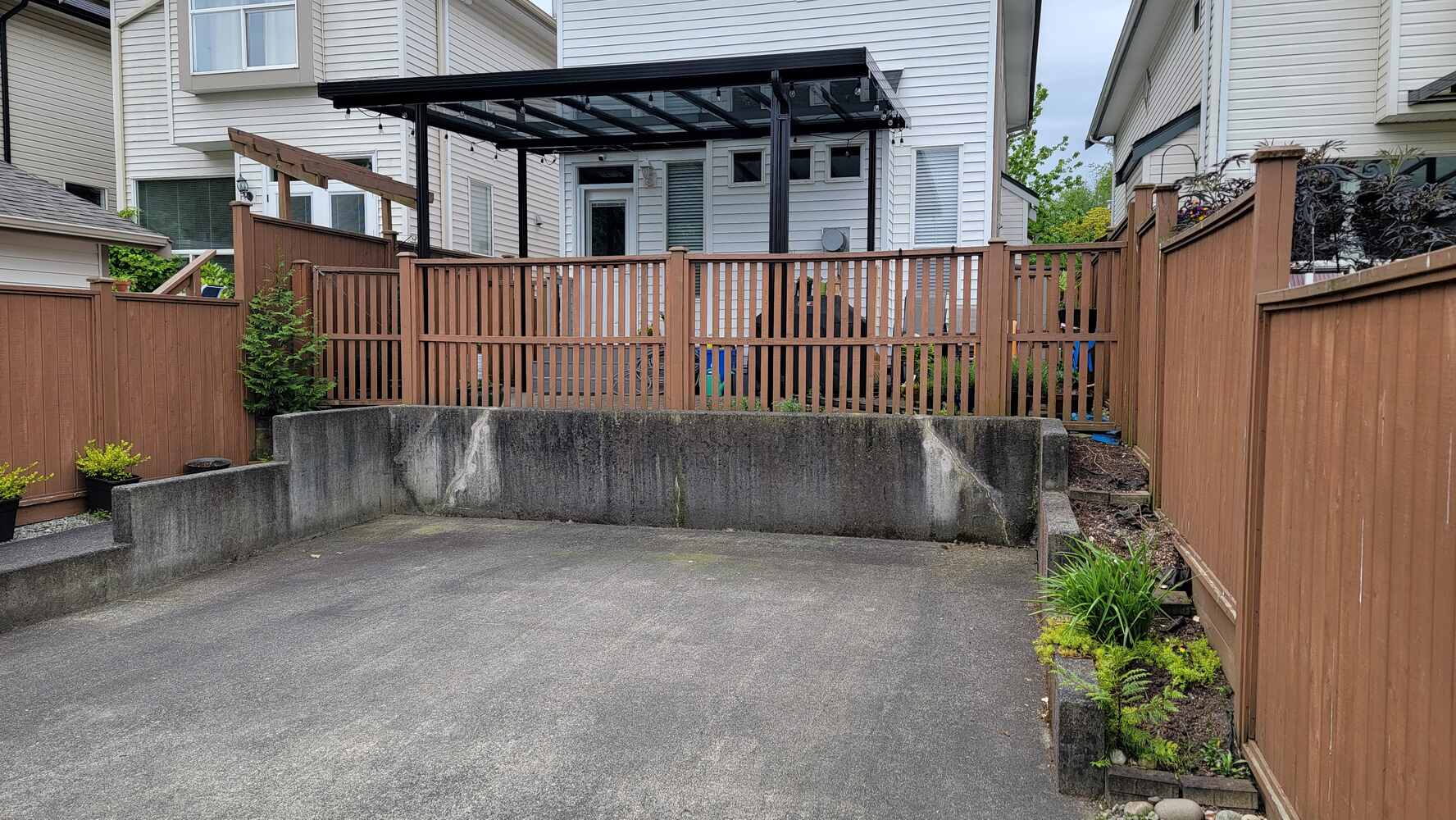 3_full-view-of-existing-retaining-wall-and-fence-before-removal-by-back40-landscaping-in-langley-bc