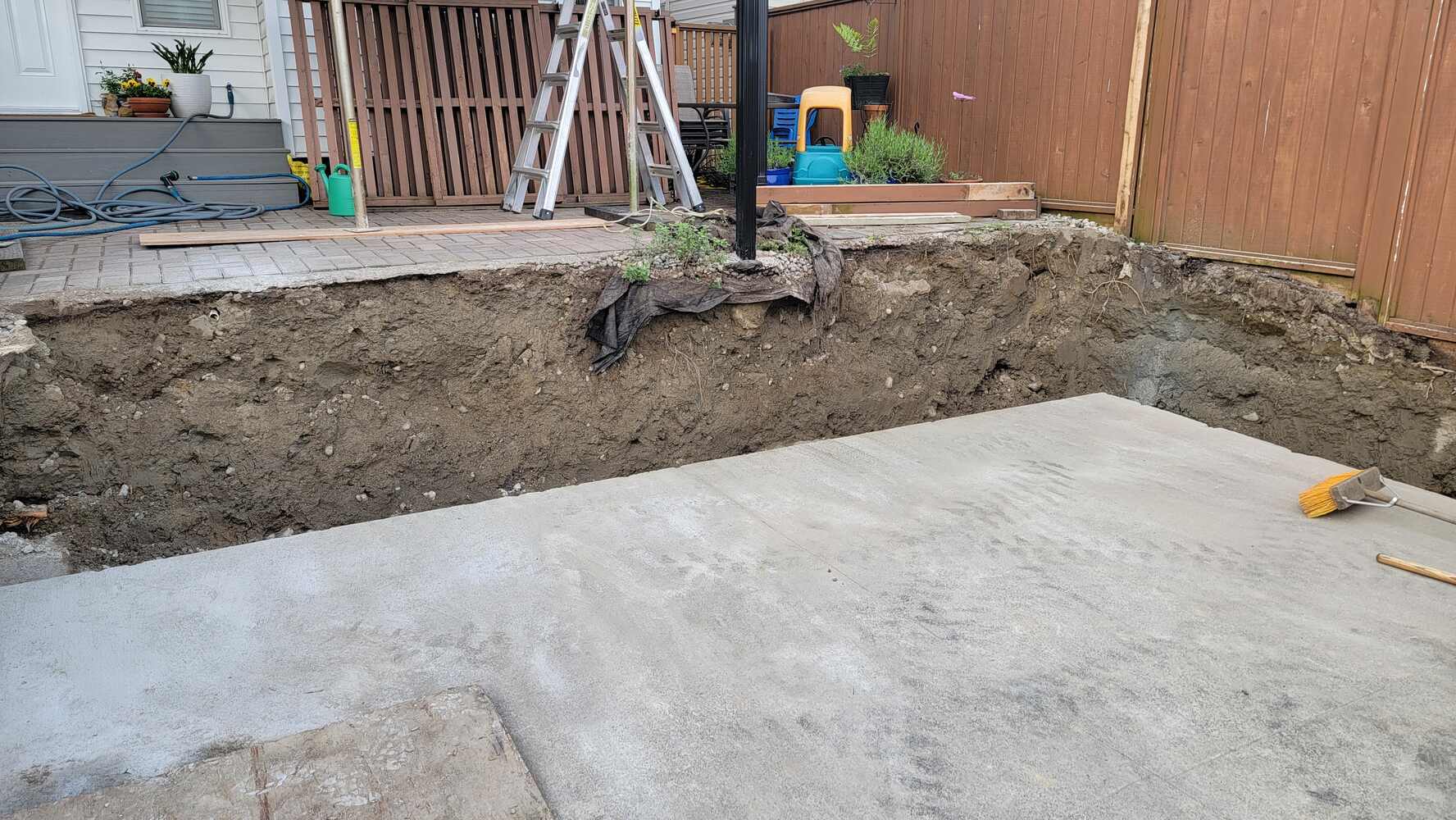 6_compacted-base-for-new-retaining-wall-with-concrete-foundation-back40-landscaping-langley-bc