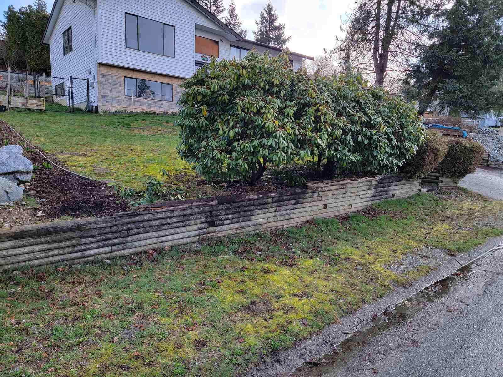 5_Side view of a retaining wall and landscaping with greenery in Mission, BC, by Back40 Landscaping