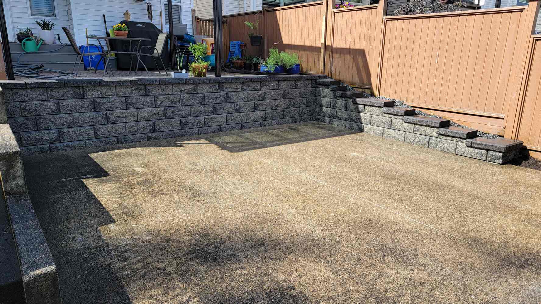 11_completed-retaining-wall-with-modern-block-design-and-landscaping-by-back40-landscaping-in-langley-bc