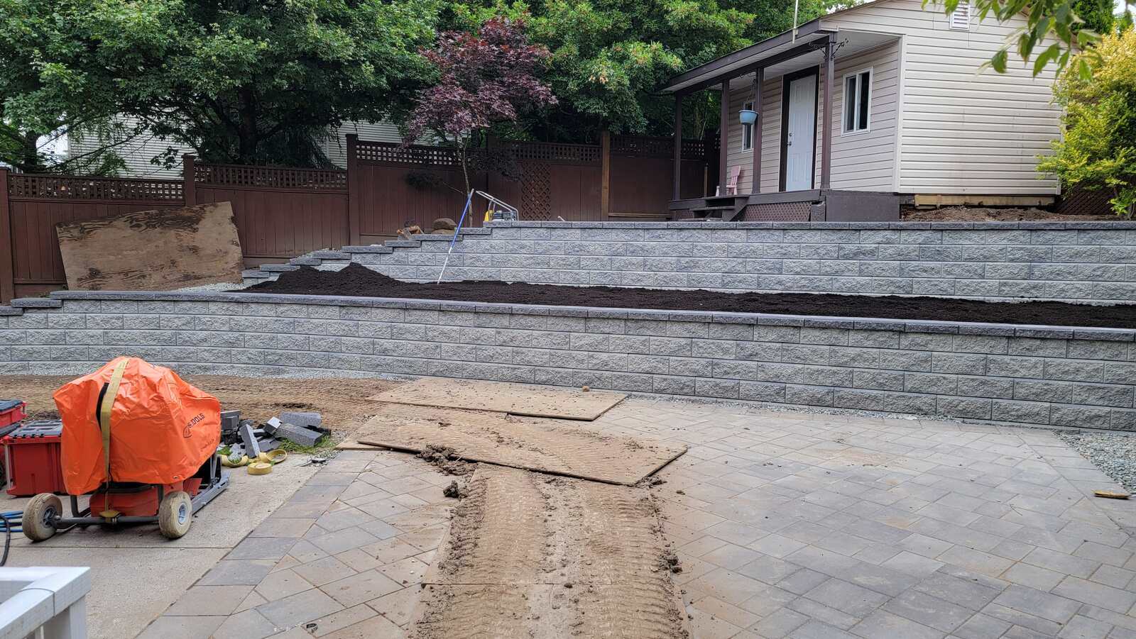 Overview of finished retaining wall with soil by Back 40 Landscaping, Langley, BC